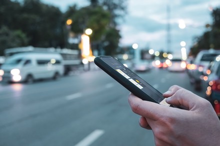 스마트폰을 가진 여성