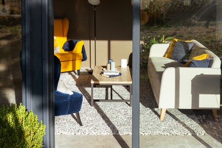 어린 소녀가 노는 모습