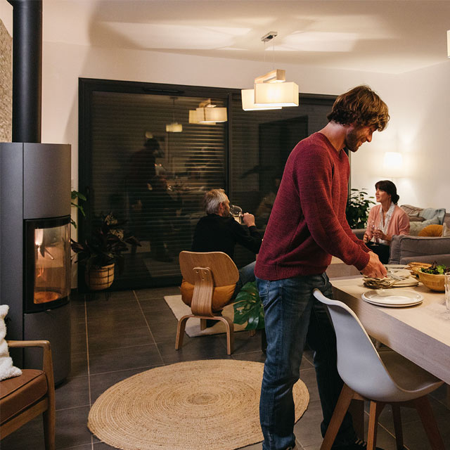 가족이 저녁 식사를 함께하는 모습